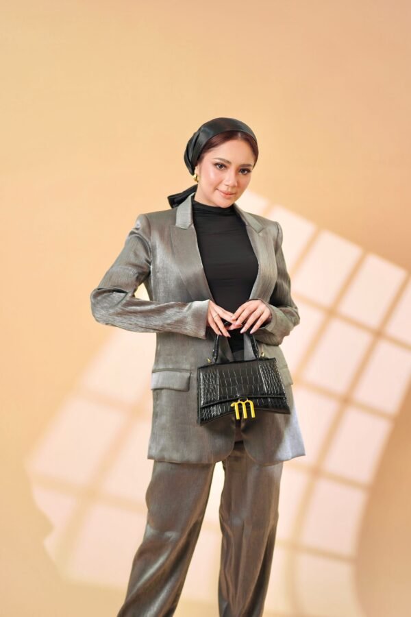 Amoura Luxe – Black