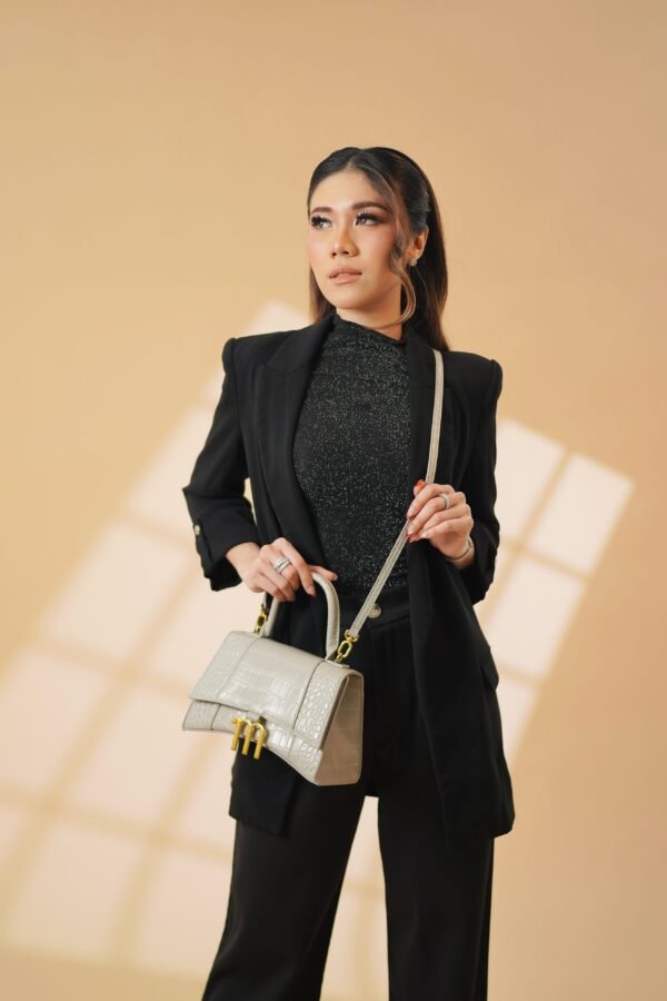 Amoura Luxe – Light Grey