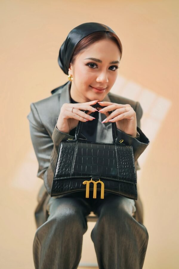 Amoura Luxe – Black