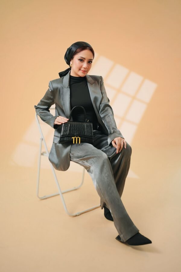 Amoura Luxe – Black